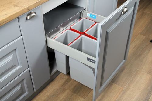 system do segregowania śmieci w kuchennej szafce